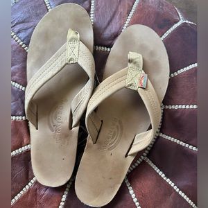 Women’s leather Rainbow Sandals sz 10 in buckskin Single layer arch 3/4” strap.